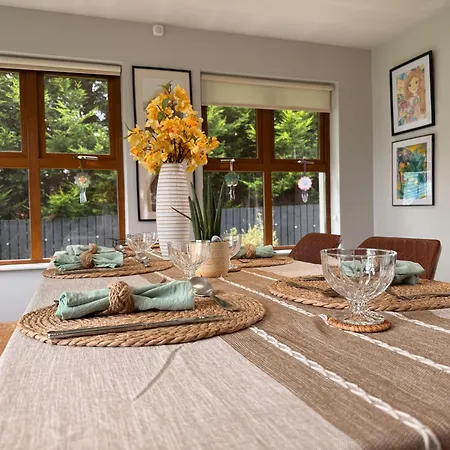 4 Bedroom House By Travel Lets Holiday Homes Quigley'S Point With Foyleview & Garden בית נופש מוביל