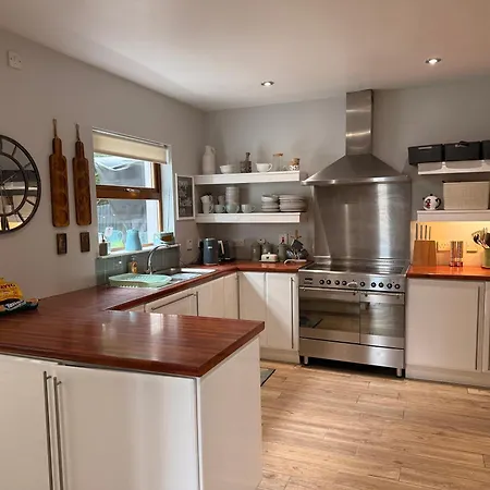 Дом отдыха 4 Bedroom House By Travel Lets Homes Quigley's Point With Foyleview & Garden Мовилл