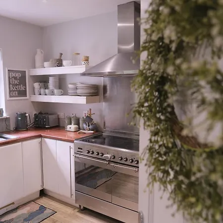 בית נופש 4 Bedroom House By Travel Lets Holiday Homes Quigley'S Point With Foyleview & Garden מוביל